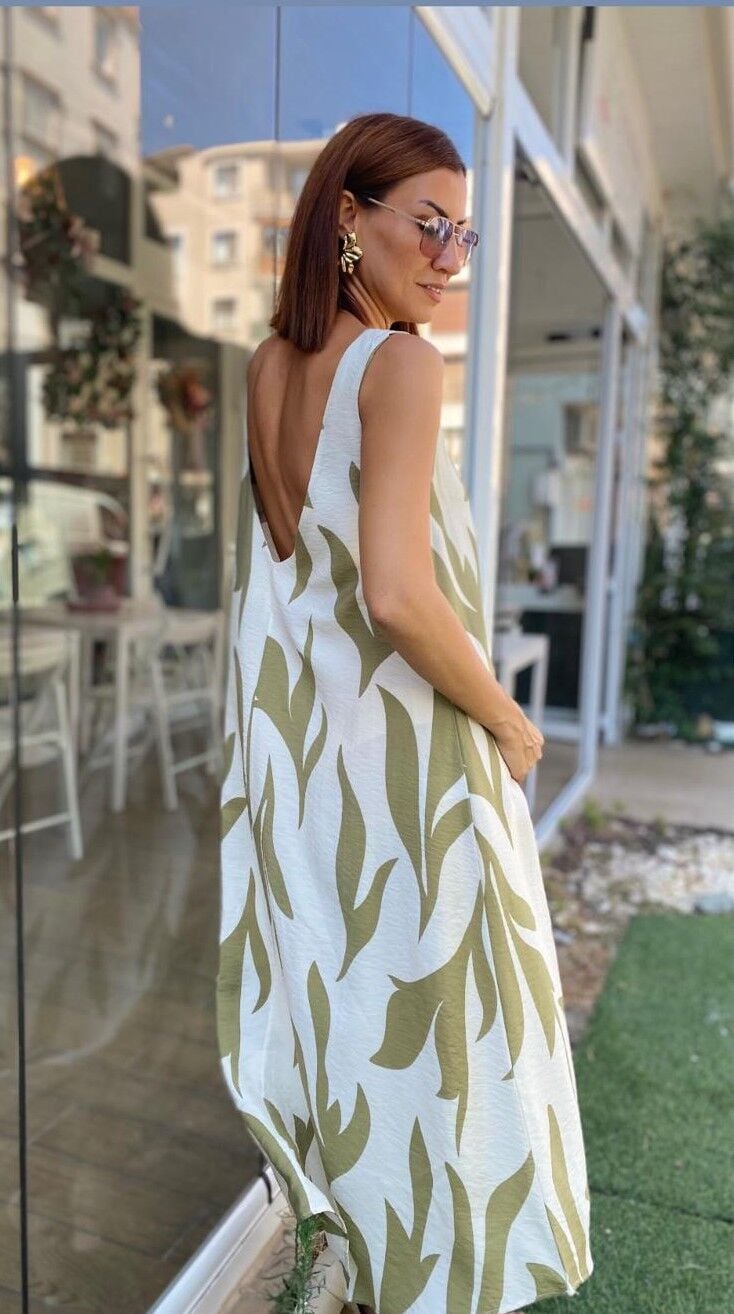 V Yaka Sırt Detaylı Elbise